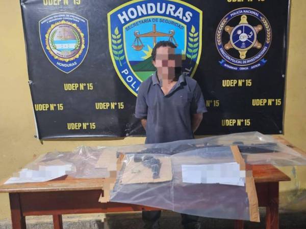 El hombre fue detenido en posesión de dos armas de fuego.