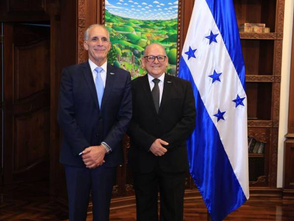 Nasry Asfura junto a Fernando Anduray tras ser juramentado como el titular de Conatel.