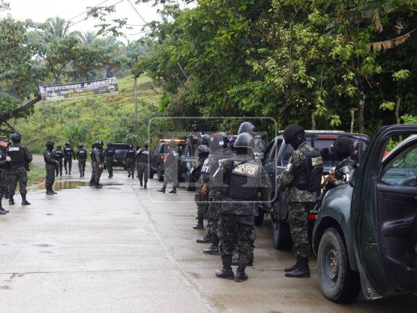 Patrullas, vehículos militares, retenes y agentes fuertemente armados comenzaron a tomarse este jueves varios sectores de Omoa y Trujillo luego de las masacres que se reistraron en el país y dejaron cerca de 20 personas muertas entre civiles y miembros de la Policía Nacional.