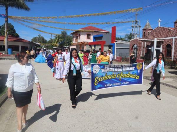 Los alumnos de Excelencia Académica del Modesto Rodas recorriendo las calles de Ilanga.