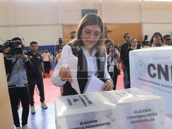 La consejera del Consejo Nacional Electoral (CNE), Ana Paola Hall, ejerció su voto este domingo en el Instituto San Miguel, en una jornada que avanzó con participación constante en Tegucigalpa, la capital de Honduras.