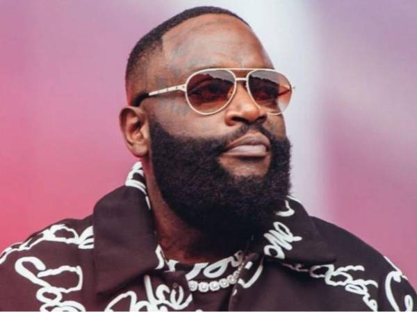Rick Ross, de 50 años y cuyo nombre legal es William Leonard Roberts, afronta un cargo grave de agresión con estrangulamiento.