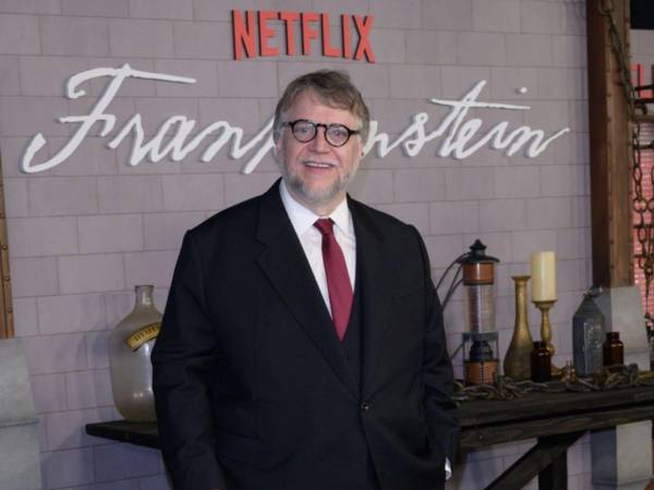 Del Toro comparó la fascinación por la <b>IA</b> con la arrogancia de su próximo personaje, Víctor <b>Frankenstein</b>, y advirtió que el verdadero problema no es la tecnología, sino la estupidez natural