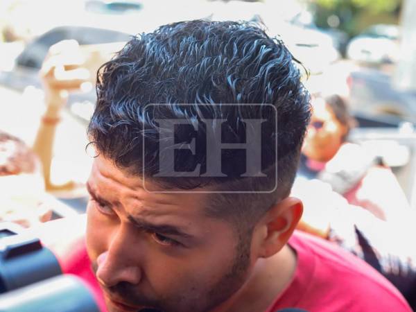 Daniel Antonio Meraz, acusado por la muerte de Elvia Mercedes Gómez López, una enfermera que era su pareja, se entregó este martes a agentes de la DPI en Villanueva, Cortés, tras negociar para que no le dispararan al ubicarlo. Así fue su entrega a las autoridades.