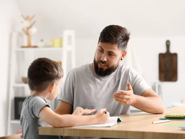 Como padre tiene la responsabilidad de llevar a sus hijos por el camino correcto.