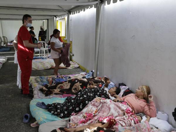 José Luis Hernández despertó a su esposa y a sus dos hijos, los tomó de las manos y salió temblando de su casa mientras su ciudad, Pereira, sufría los embates del terremoto de magnitud 7,4, el peor en lo que va de siglo en Colombia.