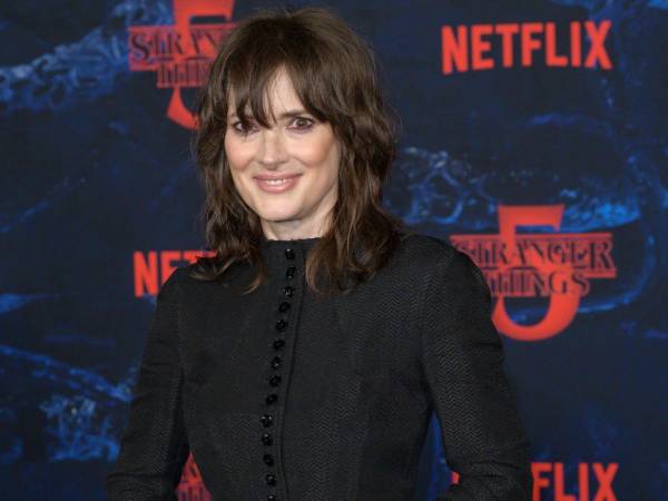 Winona Ryder vuelve a ponerse bajo la dirección Tim Burton, esta vez en la tercera temporada de Merlina. Ya es sabido que la actriz es una de las favoritas del director.