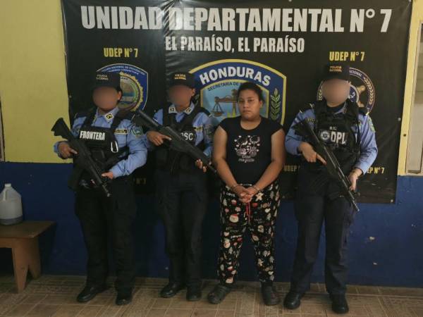 Ricci Mabel Rodríguez Amador, al ser arrestada por agentes de diferentes unidades policiales, en Trojes.