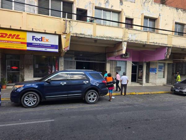 El atacante entró al edificio donde operaba el bufete legal y al ver a su víctima, le disparó en reiteradas ocasiones y posteriormente huyó del lugar.