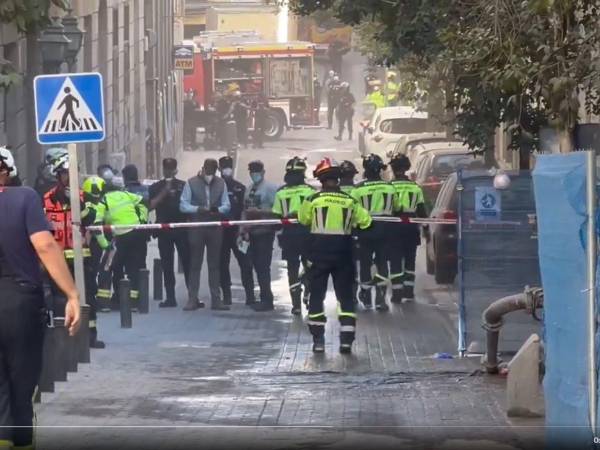 Bomberos del Ayuntamiento de Madrid, guías caninos de la Policía Nacional y Municipal y drones trabajan para encontrar a los desaparecidos.