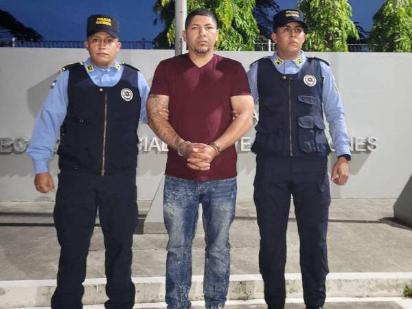 Luis Alfredo Soto Silva fue arrestado en Villanueva, Cortés, el municipio donde residía. Es originario de Choluteca. Fue detenido por abusar sexualmente de su hijastra.