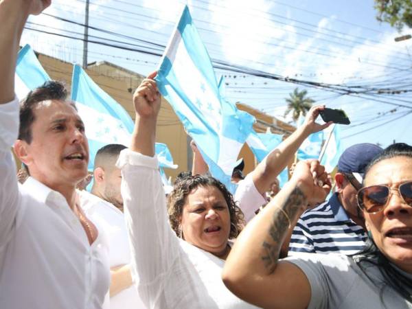 Simpatizantes del Partido Nacional se presentaron en las afueras de las instalaciones del Consejo Nacional Electoral (CNE) en el barrio San Felipe para expresar su apoyo a las consejeras Cossette López y Ana Paola Hall. Más detalles a continuación.