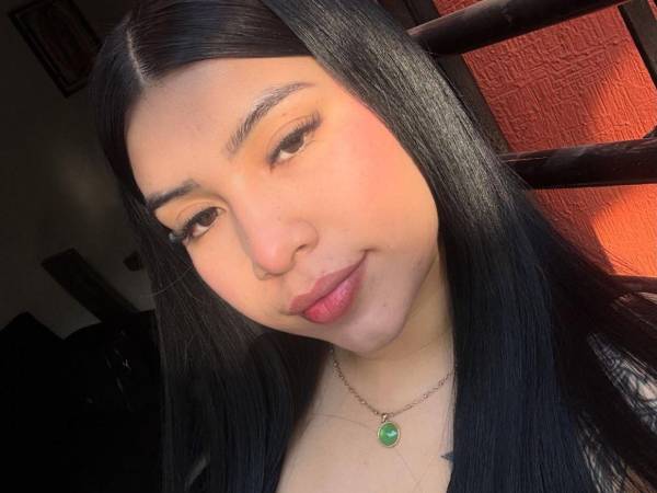 Familiares llegaron a identificar el cuerpo de la joven Rubí Villarreal, quien fue asesinada a balazos la tarde del lunes -13 de julio- frente a una florería en la colonia Tierra Blanca, en Culiacán, Sinaloa. Aquí los detalles:
