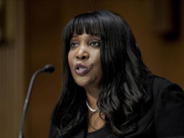 El gobierno ha pedido que se investigue a Cook a cuenta de dos hipotecas a su nombre, pero de momento no se ha abierto ninguna pesquisa oficial.