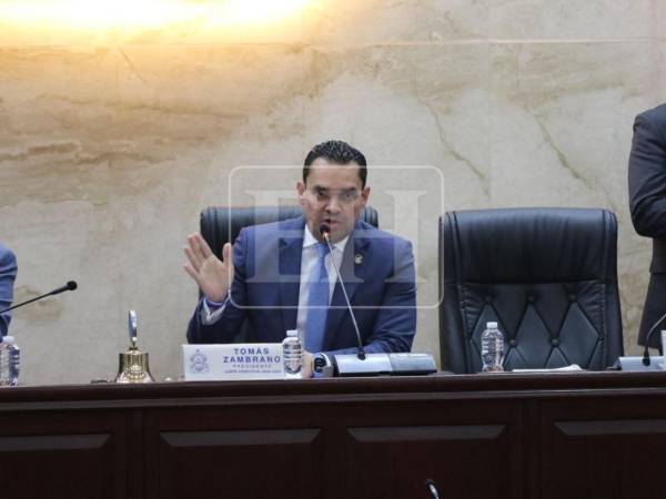 ​El jefe del Legislativo aprovechó para lanzar fuertes críticas a las administraciones anteriores y a la bancada de Libre, recordándoles la aprobación de contratos del pasado.