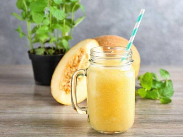 Este smoothie de melón combina pocos ingredientes y requiere únicamente una licuadora para su preparación.