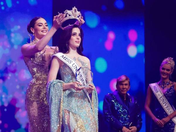 Cuando el 13 de septiembre Fátima Bosch fue coronada como Miss México, inició su camino con el peso de banda que tiene su país, pero también con polémica.