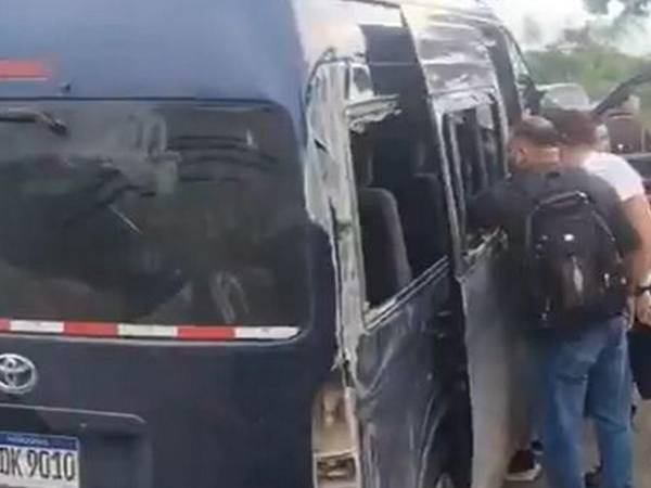 Otros conductores y personas del lugar auxiliaron a las víctimas, mientras llegaban los cuerpos de socorro.