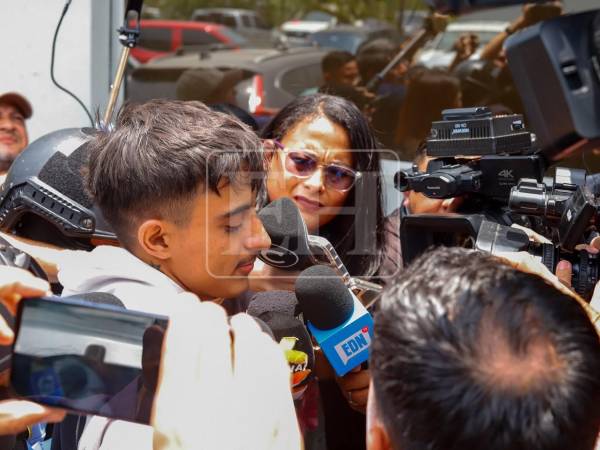 Wilder Fernández Caballero fue capturado este martes en una zona montañosa de Colinas, Santa Bárbara, donde permanecía oculto tras huir desde Sulaco, Yoro, al ser identificado por las autoridades policiales. El detenido es considerado sumamente violento.