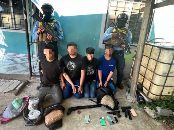 Durante la captura se decomisaron decenas de bolsas y paquetes con supuesta droga, teléfonos celulares y armas de fuego con sus respectivos cargadores.