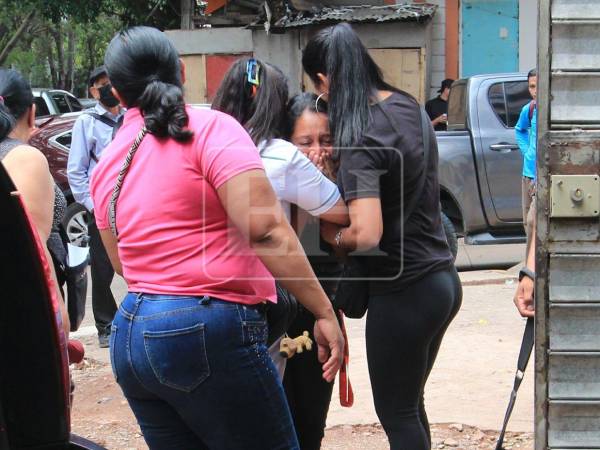 Familiares de Kevin Cruz, lloran desconsoladamente al retirar los restos mortales de su pariente, en Medicina Forense.