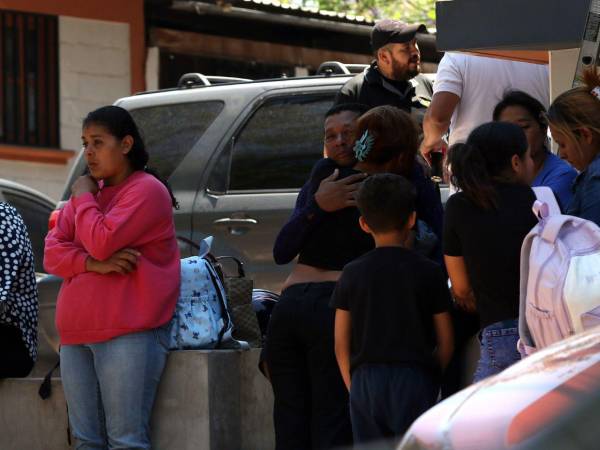 Muy acongojados, sus parientes llegaron a la morgue para retirar los restos mortales de Nelson Benítez.