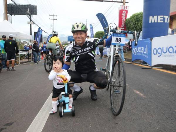 El feliz y orgulloso abuelo posó junto a la pequeña Luna para la cámara de EL HERALDO.