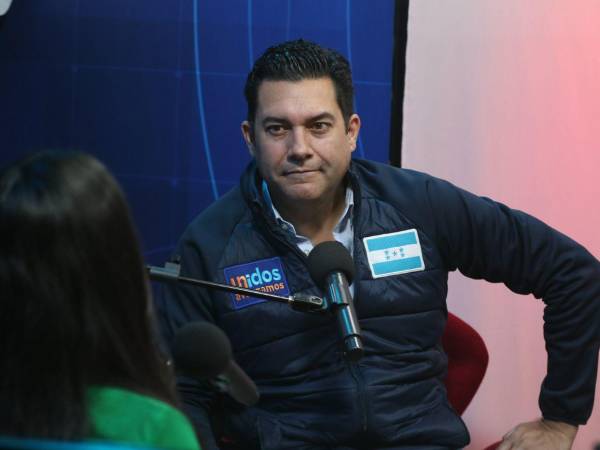 Zelaya firmó un “Contrato con la Ciudadanía” comprometiéndose a implementar el proyecto de transporte masivo “Trans‑450” en un plazo de 27 meses; de no cumplir, renunciaría.