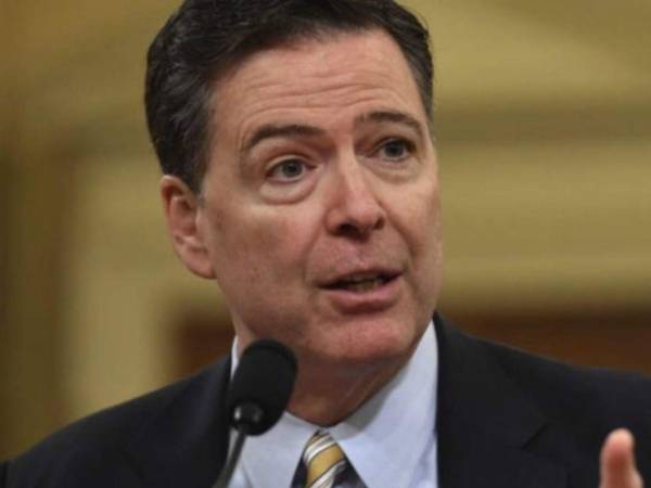 Comey es acusado de un delito de declaración falsa y un delito de obstrucción.