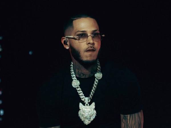 Tegucigalpa tiene esta noche una cita con el trap latino. El cantante puertorriqueño ROA, ganador del Premio Lo Nuestro 2026 al Artista revelación del año, se presentará este sábado 2 de mayo en el Nacional de Ingenieros Coliseum de Tegucigalpa. Es la primera vez que el artista pisa suelo hondureño, y el marco elegido para hacerlo habla por sí solo: la gira más ambiciosa de su carrera hasta el momento.