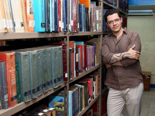 Javier Kevorkian asegura que el triunfo poético no le sucede al autor, sino a los libros.