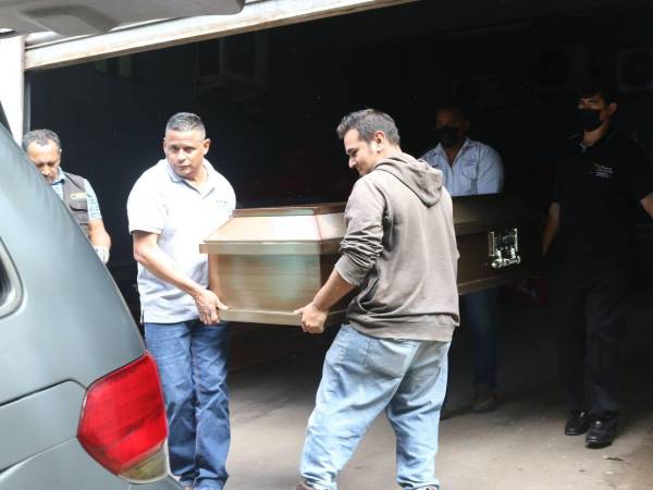 Momento en que los familiares retiran de la morgue de Medicina Forense el cuerpo de Jhonny Alfredo Rodríguez quien falleció en el Hospital Escuela donde permaneció cuatro días interno.