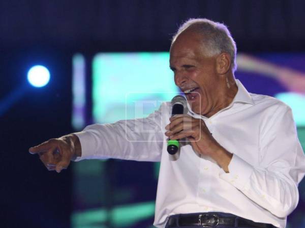 Entre banderas azules y blanco, confeti y música, Nasry Asfura encabezó un masivo cierre de campaña en Tegucigalpa.