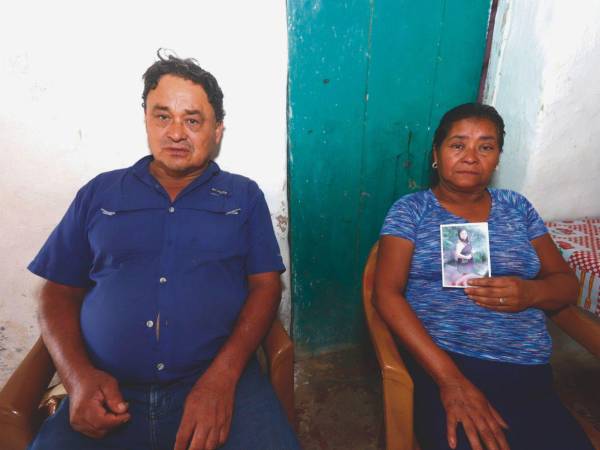 Los padres de Mirna Suyapa Regalado, quien aparece en una foto que guarda su mamá, piden al gobierno la repatriación del cuerpo.