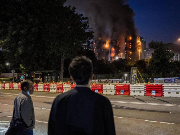 Reunión de emergencia y reubicación de los afectados, el gobierno de Hong Kong comenzó con las acciones tras el fatal incendio en cuatro edificios, que ya suma 12 fallecidos.