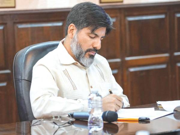 Más de tres horas duró la audiencia de juicio político contra Johel Zelaya en el Salón de Retratos del Congreso.