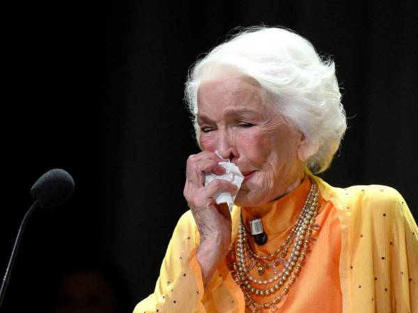 A los 93 años, la legendaria actriz Ellen Burstyn emociona al Festival de Venecia al recibir el León de Oro honorífico por su trayectoria.
