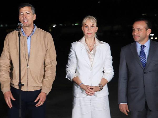 Fotografía cedida por la Alcaldía de Cali que muestra al presidente de Paraguay, Santiago Peña, hablando junto a la gobernadora del Valle del Cauca, Dilian Francisca Toro, y el alcalde de Cali, Alejandro Eder.