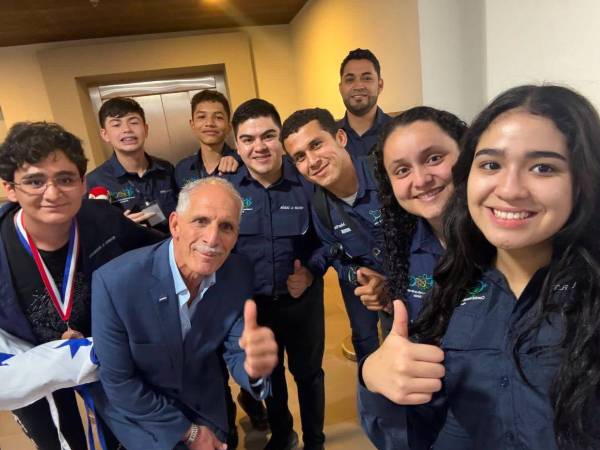 El equipo que viajó fue Ricardo Gabriel Rischmagui, que ganó la medalla de bronce, Natalia Flores, Marcos Castillo y David López, además del jefe de delegación, Adal Martínez; el mentor Yeison Dubón; y los observadores Katy Laínez y Héctor Sánchez. Y el presidente Asfura les brindó su apoyo.
