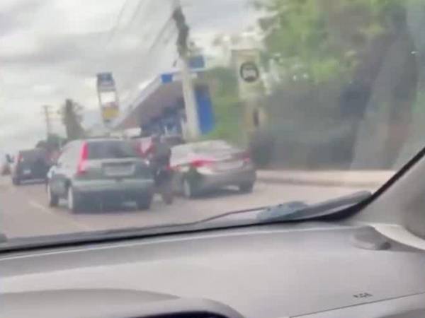 El motociclista pateó el vehículo turismo y terminó cayendo al pavimento.
