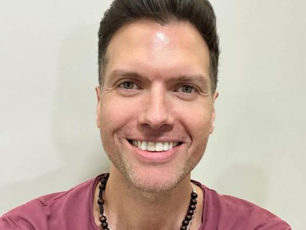 El actor y cantante Mauricio Martínez compartió con sus seguidores que por quinta vez está luchando contra el cáncer de vejiga, que lo aqueja desde 2010. Pese a su larga lucha, el famoso mexicano aseguró mantener su fe, fuerza y esperanza para superar una vez más la enfermedad.