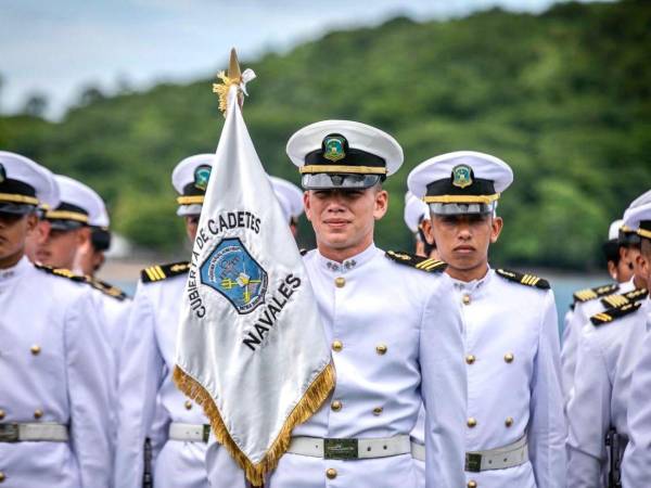 Cadetes de la Fuerza Naval de Honduras durante el aniversario.