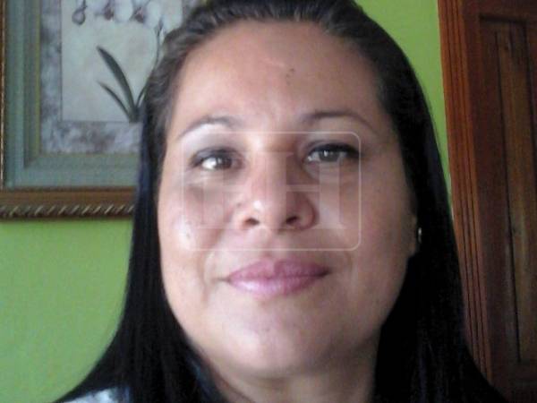 La docente Perla Díaz es acusada del supuesto delito de trato degradante contra una estudiante de 15 años en un centro educativo de Morazán, Yoro, luego de que circulara un video en el que se observa cuando golpea a la adolescente en el rostro. Aquí los detalles.