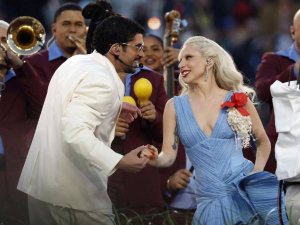 La estrella estadounidense y Lady Gaga y el puertorriqueño Ricky Martin aparecieron este domingo por sorpresa en el descanso del Super Bowl LX protagonizado por Bad Bunny.