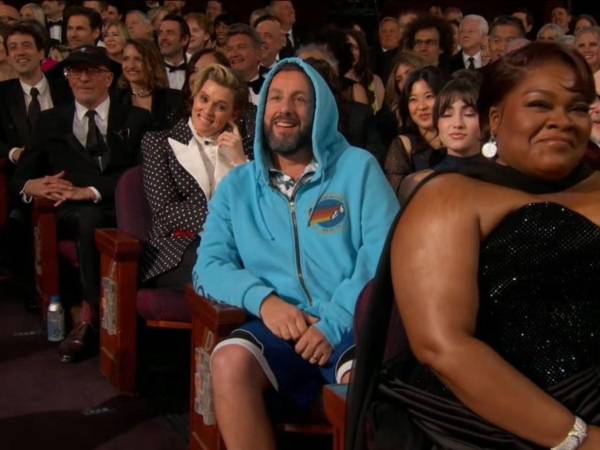 Así lució el famoso actor Adam Sandler en la gala de los Oscar.