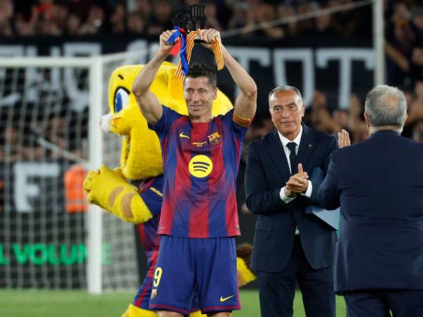 Lewandowski durante su despedida en el Camp Nou.