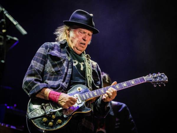 Neil Young vuelve a los tribunales contra el entorno de Trump por usar su himno en un mitin.