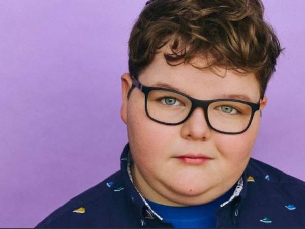 Jake Connelly es la nueva sensación infantil de Stranger Things. En la quinta temporada de la serie de Netflix, personifica con carisma y naturalidad a Derek Turnbow.