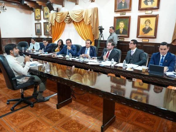 Banquillo. El fiscal general Johel Zelaya compareció ante la comisión de nueve diputados conformada por el pleno del Congreso Nacional para investigar la denuncia de juicio político presentada en su contra la noche del lunes pasado, en la que dijo que estaba siendo sometido a tal proceso porque estorbo.