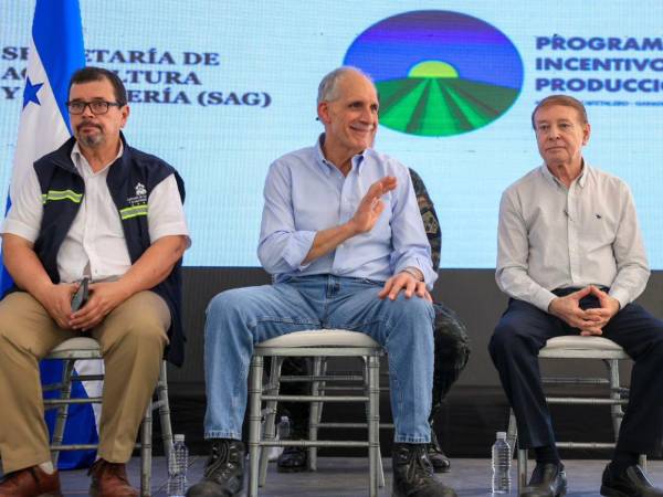 Nasry Asfura durante el evento con alcaldes y agricultores.